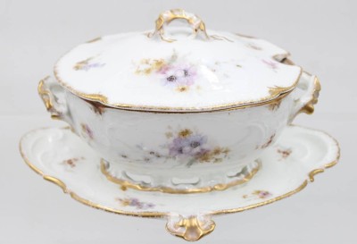 Auktion 356<br>kl,. Deckelterrine,  frühes Rosenthal Sanssouci, Goldzier und aufwendige Blumenbemalung, um 1900, H-12,5cm B-23,5cm [1]