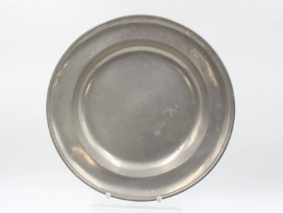 Auktion 356<br>runde tiefe Platter, Zinn, Namensgravur