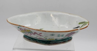 Auktion 356<br>ovale Schale, China, ungemarkt, älter, div. Bestossungen, H-5,5cm B-21,5cm [1]