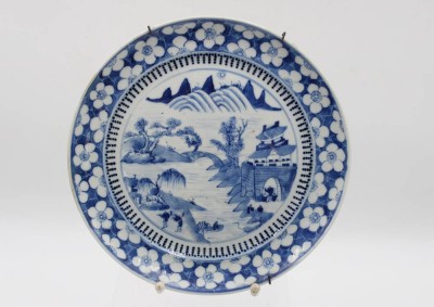 Auktion 356<br>Zierteller, blaue  Landschaftsbemalung, China um 1820, D-24cm [1]