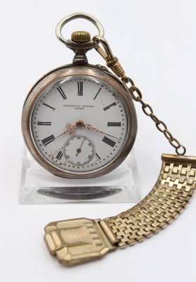 Auktion 356<br>Taschenuhr um 1900, Friedrich Preuss Peine, 800er Silbergehäuse, an Chatelaine, Werk läuft, Ziffernblatt beschädigt, D-4,5cm [1]