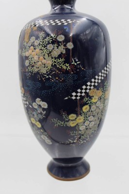 Auktion 356<br>China Cloissonè Vase, schwarzgrundig mit Blumendekor, Reparaturstellen, kl. Delle, H-23 cm [1]