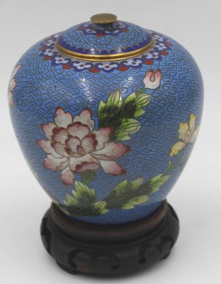 Auktion 356<br>China Teedose, Cloisonne, auf Holzsockel,  minim. Delle, H-11 cm [1]