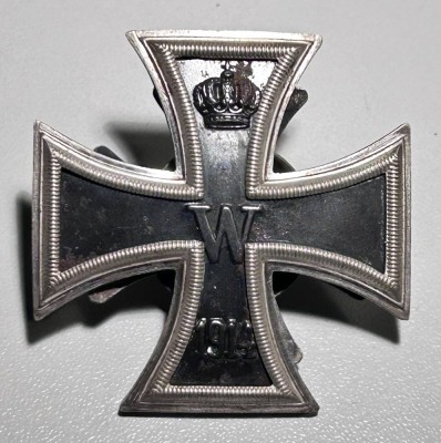 Auktion 356<br>Eisernes Kreuz 1. Klasse, 1914 mit Drehscheibe, leicht gewölbt, gut erhalten [1]