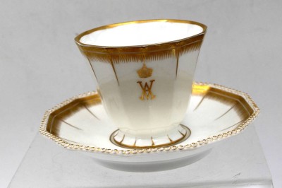 Auktion 356<br>Nymphenburg Kaffeetasse mit U.T.,  Gedenktasse Kaiserin Auguste Victoria, Goldstaffage [1]