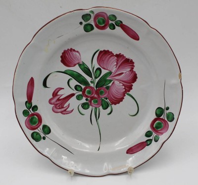 Auktion 356<br>Teller, wohl Straßburg, floral handbemalt, Rand mit Farbabplatzer, D-22 cm [1]