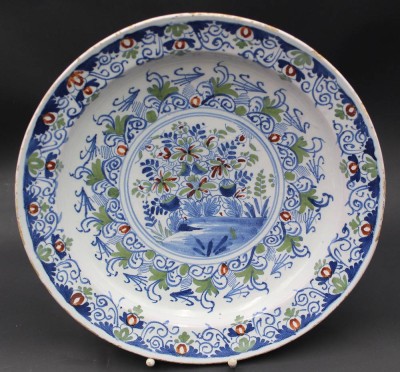 Auktion 356<br>gr. Fayence Schale mit floraler Malerei, H-6 cm, D-33 cm, Abplatzer etc, wohl Delft 18.Jhd? [1]