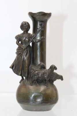 Auktion 356<br>kl. Bronze-Vase, Schäferin, Alters-u. Gebrauchsspuren (Druckstellen), H-14,5cm [1]