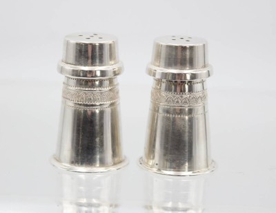 Auktion 356<br>Streuerpaar, 925er Silber, innen Glas, zus. 67,8gr., H-5cm [1]