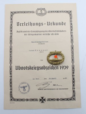 Auktion 356<br>U-Bootskriegsabzeichen mit passender Urkunde, 3. Reich, verso Hersteller 