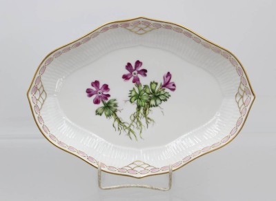 Auktion 356<br>ovale Zierschale, Royal Copenhagen, florale Bemalung, H-3,5cm, 22 x 16cm [1]