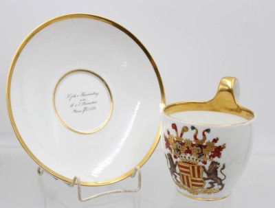 Auktion 356<br>Stundentika Tasse mit U.T., jug. Corps Boroussia Bonn, Fürstenberg, F. Frhr.v.,1854, Tasse ca. H-11cm [1]