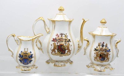 Auktion 356<br>Kaffeekern, Stundentika, jug. Corps Boroussia Bonn, 1854/55, unterschiedliche Wappen und Namen, Kanne an Tülle bestossen, ca. H-26cm [1]