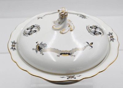 Auktion 356<br>Deckelterrine, Meissen, Schwertermarke, grauer Drache, 1. Wahl, ca. H-16,5cm D-26,5cm [1]