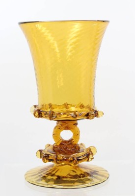 Auktion 356<br>hohes Glas auf Stand, bernsteinfarben, älter ?,  H-16cm [1]