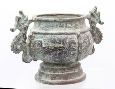 Auktion 356<br>Räucher-Koro, wohl China, Deckel fehlt, Bronze, grüne Patina, H-12,5cm B-18,5cm [1]