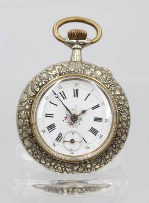 Auktion 356<br>Taschenuhr um 1920, reliefiertes versilbertes Gehäuse, Kronenaufzug, Werk läuft, D-5cm. [1]