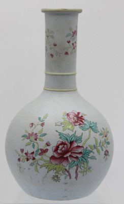 Auktion 356<br>Keulenvase mit Blumendekor, H-26 cm [1]