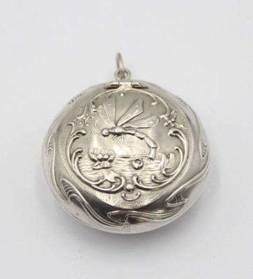 Auktion 356<br>Pillendose für Kette, Silber, Jugendstil, Libellendekor, 5,3gr., ca. D-3,5cm [1]