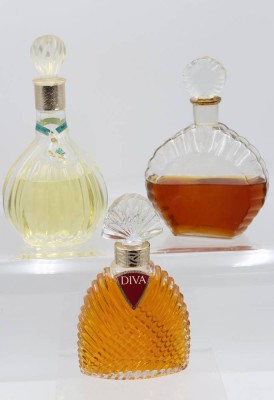 Auktion 356<br>3x div. gr. Parfume-Flacons, Diva, 4711 und ungemarkt, Inhalt original?, ca. H-20,5cm [1]