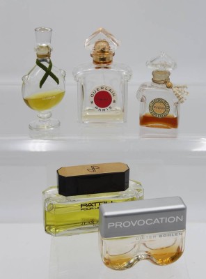 Auktion 356<br>5x div. ältere Flacons, 3x  Guerlain, teilw. Inhalt dieser original ?, ca. H-13cm [1]