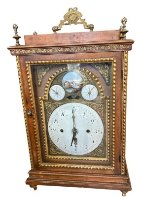 Auktion 356<br>Wiener Barock Stockuhr, wohl Anton Rettich in Wien, rechteckiges Federzug Tageswerk Spindelhemmung, rückseitig Kurzpendel, 2x div. Anzeigen und 4/4 Stundenschlag auf Glocken, Emaille-Ziffernblätter und bemaltes Landschaftsmedaillon, Bronze Applikationen, H-54 cm, Nussbaum-Gehäuse  allseitig verglast, um 1780-1800, keine Gewähr auf Ganggenauigkeit etc, ein Schlüssel anbei, eine Seitenleiste unten fehlt, diese aber wichtig zum Halt der Füsschen, ansonsten gut erhalten und Werk läuft [1]