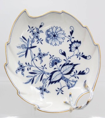 Auktion 356<br>Blattschale, Meissen, Schwertermarke, Pfeifferzeit, Zwiebelmuster, 25,5 x 22cm, 1. Wahl [1]