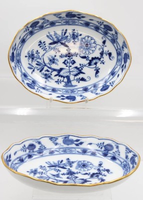 Auktion 356<br>2x ovale Schalen, Meissen, Schwertermarke, älter, Zwiebelmuster m. Goldrand, H-4,5cm, 27 x 20,5cm [1]