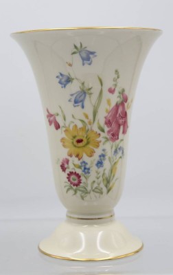 Auktion 356<br>Vase auf Stand, Fürstenberg, florale Bemalung, ca. H-19cm [1]