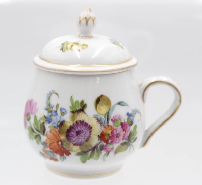 Auktion 356<br>antike Creme Tasse mit Blumenmalerei, Dresden um 1920, H-8 cm [1]