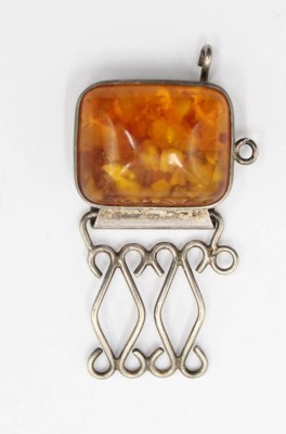 Auktion 356<br>Teile einer Armbandschließe, Silber, Fischland, Bernstein, 6,1gr., ca. 3,6 x 2cm [1]