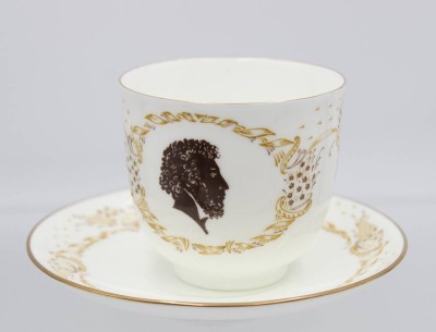 Auktion 356<br>Tasse mit U.T., Lomonossow St. Petersburg, Profil von Puschkin,, Tasse H-6,5cm [1]