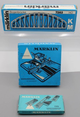 Auktion 356<br>Bogenbrücke, Bahnübergang und Zusatzgarnitur, Märklin, orig. Kartons [1]