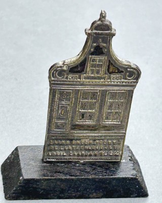 Auktion 356<br>kl. Bronze Haus in Holzständer, holländisch betitelt, 1952, H-6 cm [1]