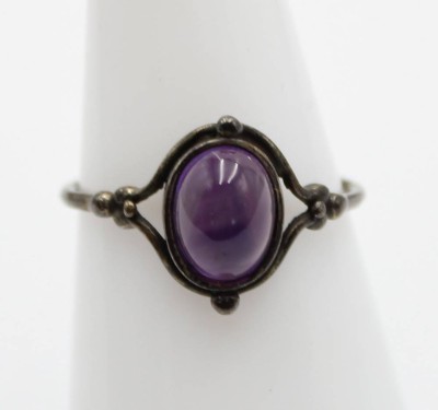 Auktion 357<br>Silber-Ring mit Amethyst-Cabochon, um 1900, undeutl. Punzierung 1,4gr., RG 53 [1]