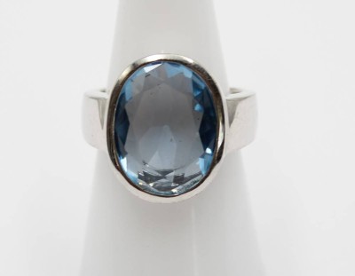 Auktion 357<br>925er Silber-Ring mit blauem facett. Stein, 10,5gr., RG 56 [1]