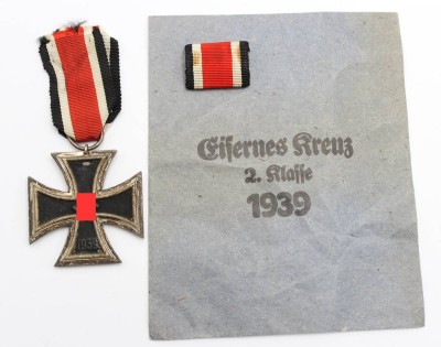 Auktion 357<br>Eisernes Kreuz 2. Klasse, 3. Reich anbei Verleihungstüte [1]