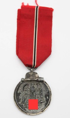 Auktion 357<br>Winterschlacht-Medaille am Band, 3. Reich, Altersspuren [1]