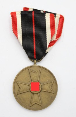 Auktion 357<br>Kriegsverdienst-Medaille 1939 am Band [1]