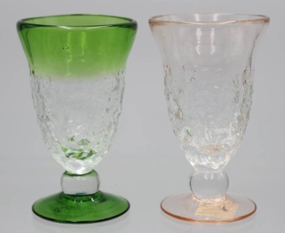 Auktion 357<br>2x Kunstglas-Gläser, grüner und altrosa Stand, Handarbeit, H-11 cm [1]