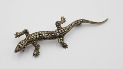 Auktion 357<br>835er Silber-Brosche, Salamander, Markasitenbesatz, Augen grüne Steine, 3,5gr., L-5,7cm [1]