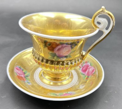 Auktion 357<br>Biedermeier-Tasse mit Rosen-und Golddekor, mit U.T., leicht berieben, Standunterseite mit Chip oder Klebestelle?? [1]