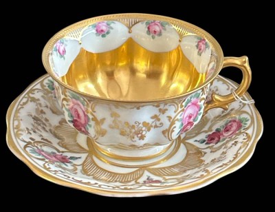 Auktion 357<br>Kaffeetasse mit U.T., Rosendekor mit Gold 