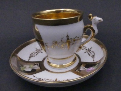 Auktion 357<br>Biedermeier Tasse mit U.T., polychrome Früchtemalerei in Oval, Blumenmalerei, H-8 cm [1]