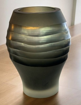 Auktion 357<br>grüne Murano  Vase, wohl Carlos  Scarpa für Venini, H-20,5 cm, tw. mattiert [1]