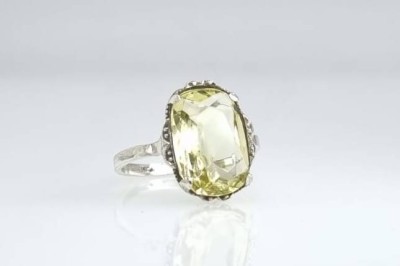 Auktion 357<br>6. 835er Silber Ring mit einem gelben Stein, 2,3 Gramm, Ringweite 53, [1]