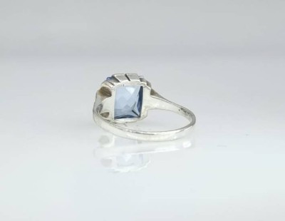 Auktion 357<br>16. 935er Silberring mit einem blauen Stein, 2,8 Gramm, Ringweite 54 [1]