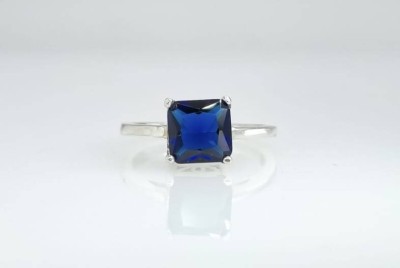 Auktion 357<br>17. 925er Silberring mit einem tiefblauen Stein, 3,4 Gramm, Ringweite 58 [1]