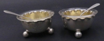 Auktion 357<br>2x Silber-800- Salznäpfe mit Glaseinsatz und Silber-Löffelchen, H-3 cm, D-4,7 cm, Ziermonogramm [1]