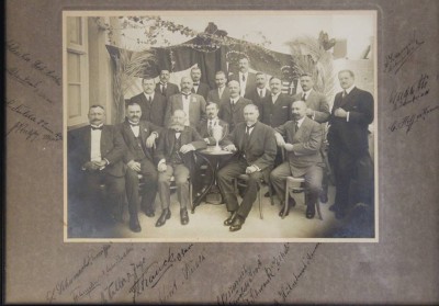 Auktion 357<br>gerahmtes Gruppenfoto um 1900, umlaufend Unterschriften, ger./Glas, RG 37 x 42cm, verso Stempel 